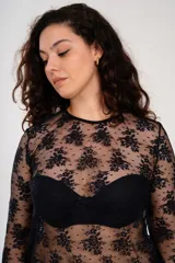 Blusa de manga larga confeccionada en encaje negro con motivo floral.