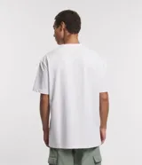 Remera de corte relaxed, confeccionada en algodón de tejido grueso con cuello redondo y mangas cortas.