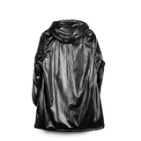 Campera negra de acabado brillante con capucha, cierre frontal con detalle de franjas tricolores y bolsillos laterales. El interior se encuentra forrado en piel sintética.