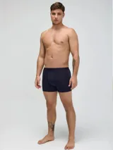 Pack de dos calzoncillos tipo bóxer de corte ajustado, confeccionados en tejido suave y elástico, con cintura elástica reforzada.