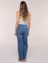 Jean de denim azul de tiro alto, corte wide leg con pierna ancha recta, con cinco bolsillos tradicionales, presillas para cinturón y cierre frontal con botón y cremallera.