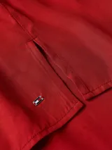 Blusa color ladrillo de Tommy Hilfiger, de corte regular, con cuello en V y mangas cortas.