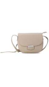 Bandolera de símil cuero color marrón claro, con tapa y presilla para mayor seguridad. Cuenta con una correa extensible y un detalle metálico plateado en el frente.