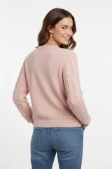 Sweater rosa de algodón con cuello redondo y diseño de ochos en el frente.