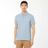 Remera celeste de hombre con cuello polo y cierre de cremallera, de manga corta y tejido con textura de panal de abeja.