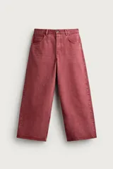 Jeans baggy fit de corte holgado y tiro medio, confeccionados en denim de algodón con efecto lavado en color bordó. Presentan diseño clásico de cinco bolsillos y cierre frontal con botones. Colección especial Fruit of the Loom x Zara.