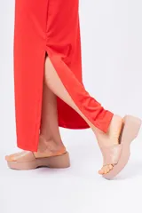 Pollera larga de color rojo, con diseño de corte recto y tajo lateral. Presenta una cintura elástica cómoda y un acabado satinado.