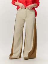 Pantalón ancho de denim azul, de tiro alto y corte holgado y fluido con perneras amplias.