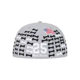 Gorra gris de visera plana con logo de Supreme en recuadro rojo en el frente y diseño de huesos bordados en blanco y negro en el lateral.