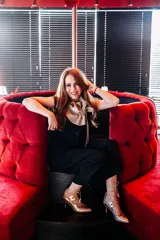 Zapato de tacón de 6 cm de alto color rosa nude, con cordones y borlas.