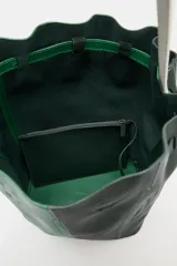 Bolso de hombro maxi en piel con diseño bicolor en tonos verde oscuro y verde brillante, con cierre fruncido y asa de hombro en color blanco.