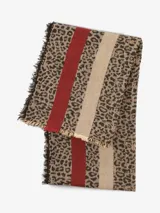 Bufanda con estampado animal print de leopardo en tonos marrones y beige, con dos franjas verticales, una roja y otra beige. Presenta flecos cortos en los extremos.