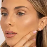 Aros de plata 925 con piedra de cuarzo rosado, con cierre de tornillo.