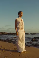 Pantalón blanco con estampado floral, de corte palazzo y cintura alta.