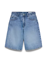 Bermuda de jean color negro con lavado stonewash de tiro medio, calce holgado y largo a la rodilla. Cuenta con bolsillos delanteros, monedero, traseros y cierre frontal con botón y cremallera.