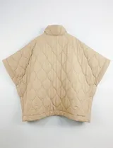 Poncho acolchado color vino tinto, con cuello alto y cierre frontal parcial. Presenta un patrón de costuras capitoné en forma de hoja o diamante y bolsillos delanteros.