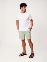 Short de baño Polanco modelo Loraz, color coral, con cintura elástica, cordón ajustable blanco y negro, bolsillos laterales y pequeño logo circular estampado en la pierna.