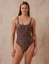 Malla enteriza marrón con estampado animal print, escote redondo y breteles regulables. Cuenta con copa armada y forro interno.