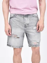 Bermuda de jean en color celeste lavado, con diseño de corte recto y detalles de roturas desgastadas en la parte frontal.