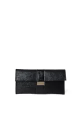 Sobre de mano color negro, confeccionado en cuero, con diseño rectangular y cierre frontal mediante solapa con detalle de hebilla metálica.