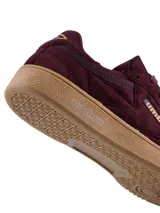 Championes urbanos Umbro modelo Rian II, color negro con suela blanca y base de goma color caramelo. Confeccionados en gamuza, presentan el logo de la marca en el lateral y en la lengüeta.