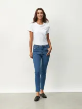 Jean de mujer, modelo Cadiz, tiro alto, corte skinny, color azul oscuro desgastado.