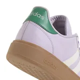 Championes Adidas Grand Court Base 2.0, color lila con las tres tiras laterales en blanco y detalles en verde. Suela color caramelo. Inspirados en el estilo atemporal de los años 70.