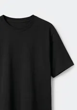 Remera negra de algodón pima con textura en trama piqué, cuello redondo y mangas cortas.