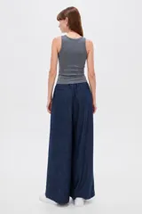 Musculosa gris melange de algodón, de corte ajustado al cuerpo y escote en V.