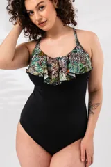 Malla entera negra con estampado animal print y volados en el escote, tiras cruzadas en la espalda.