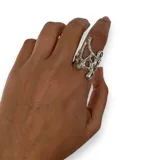 Anillo texturado de plata 950 con diseño abstracto.