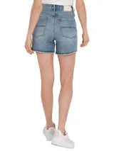 Shorts de jean de tiro alto, color celeste claro, con ruedo desflecado y logo de Tommy Hilfiger bordado en el bolsillo trasero.
