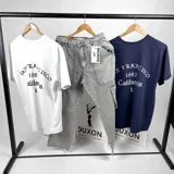 Remera blanca de algodón con estampa negra en la espalda con la frase "San Francisco 1982 California".