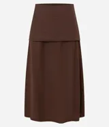 Pollera midi de viscosa color marrón, con diseño de canesú estructurado en la cintura que aporta una división visual y un ajuste definido.