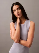 Vestido corto ajustado de punto de canalé color lila, con cuello redondo y sin mangas.