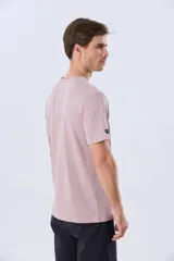 Remera lisa de manga corta y cuello redondo, color gris oscuro, de calce cómodo con pequeño logo bordado en el pecho.