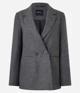Blazer alargado de Blue Steel confeccionado en tejido polivelour con textura, de corte recto y estilo sastrero. Presenta cuello con solapas clásicas, cierre frontal con dos botones y bolsillos laterales. El diseño incluye detalles de encaje en los puños.