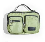 Bandolera verde con múltiples bolsillos frontales con cierre y asa de mano corta.