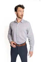 Camisa celeste de lino y algodón, de manga larga y corte clásico.