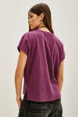 Remera blanca de algodón con cuello en V y mangas cortas.