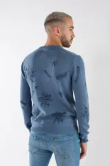 Sweater de tejido de punto en color rosa claro con estampado de pequeñas piñas en tono más oscuro. Presenta escote redondo, mangas largas y puños acanalados.