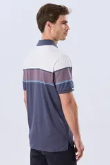 Remera polo de manga corta con diseño de franjas horizontales en tonos azul, beige, marrón y celeste. Cuenta con cuello camisero, cierre frontal de dos botones y pequeño logo bordado en el pecho.