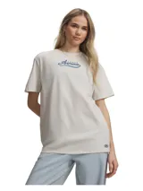Remera Under Armour color gris claro, de manga corta y corte holgado, con estampa frontal centrada de la marca en tonos azules.