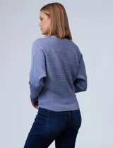 Sweater negro de tejido acanalado, marca Philosophy, con mangas dolman amplias y cuello redondo.