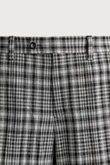 Pantalón flare fit confeccionado en tejido con algodón, con estampado a cuadros en tonos grises y negros. Cuenta con bolsillos laterales, bolsillos traseros de vivo y cierre frontal con cremallera y botón.
