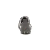 Zapato de estilo urbano Caterpillar modelo Iris, confeccionado en gamuza gris con costuras a la vista y detalles en color lila. Cuenta con cierre de cordones, suela de goma con relieve para mayor tracción y logo de la marca estampado en el lateral.