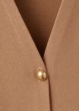 Chaqueta de punto color marrón tostado, de diseño entallado con cuello en V y cierre frontal de botones dorados estilo joya, manga larga.