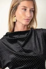 Blusa italiana de terciopelo negro con apliques de brillos plateados.