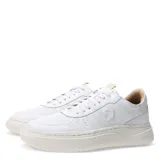 Championes urbanos Democrata modelo Eleko, color negro con suela de plataforma blanca. Presentan un diseño con paneles de cuero sintético liso y perforado, cierre mediante cordones y detalle de logo grabado en el lateral.