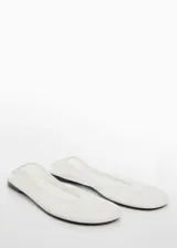Zapato tipo bailarina flat de malla semitransparente color blanco, con punta redonda y suela plana en contraste.